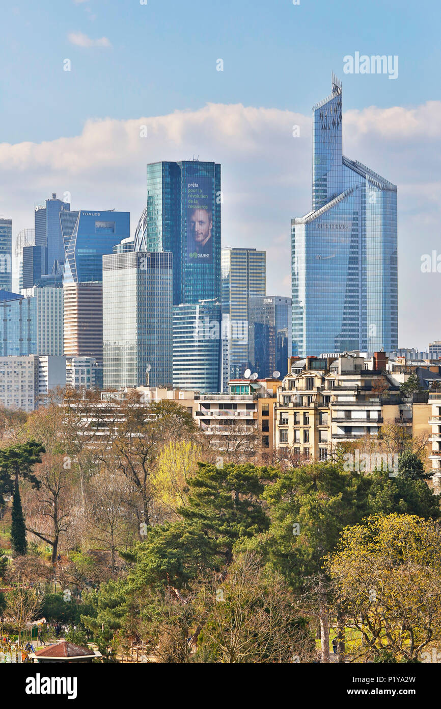 Parigi, sedicesimo quartiere. Il Bois de Boulogne. Giardino di acclimatazione. Fondazione Louis Vuitton. Architetto Franck Gehry. La difesa visto da una delle terrazze della fondazione. Il giardino di acclimatazione con il colore di primo piano. Foto Stock