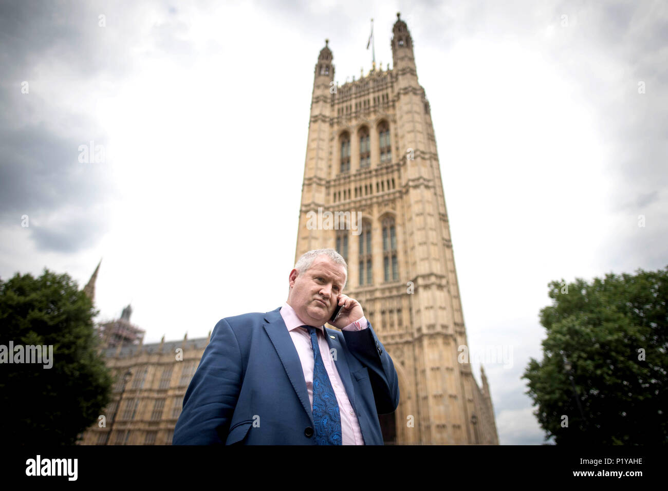 SNP Westminster leader Ian Blackford, sul telefono, dopo che egli era stato cacciato fuori della House of Commons sedute per il resto della giornata dopo aver ripetutamente altoparlante impegnativo John Bercow. Foto Stock