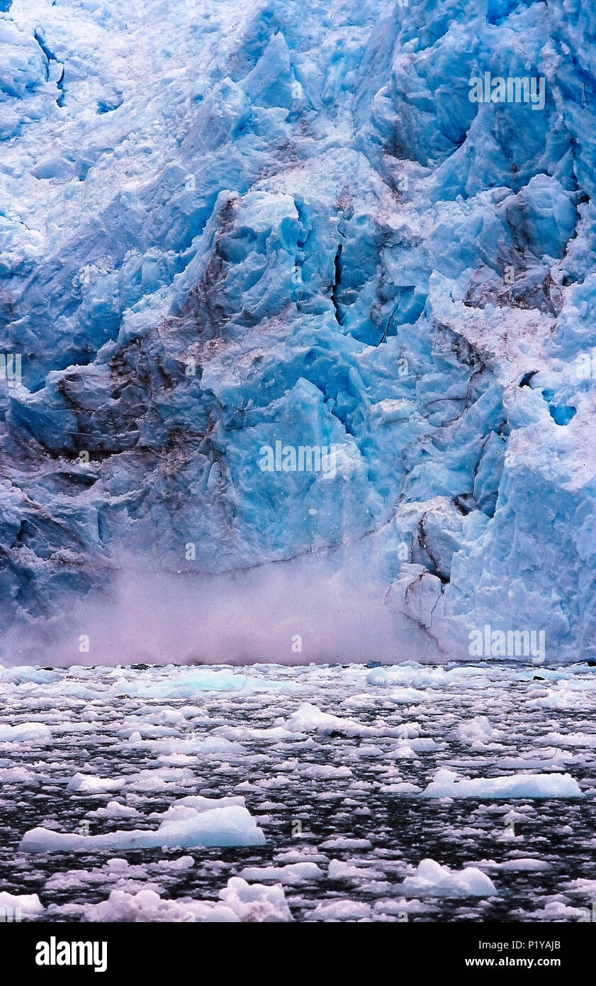 Argentina, Tierra del Fuego, i ghiacciai della Cordillera Darwin, ghiaccio davanti. Blocchi di ghiaccio caduta in mare Foto Stock