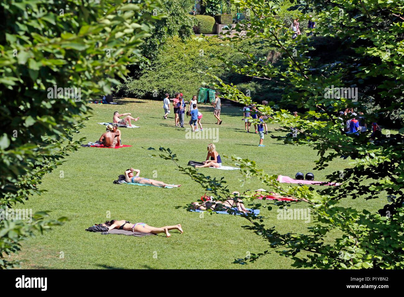 Parigi. Dodicesimo distretto. Verde Rene-Dumont colata. Giardino di Reuilly Paolo Pernin. I parigini bronzage con Sun (in estate). Foto Stock