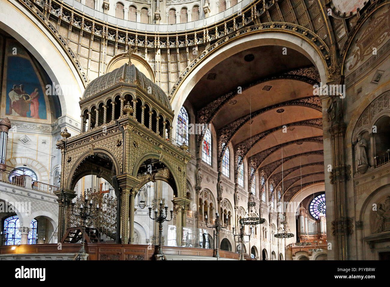 Parigi, 8° distretto. Chiesa di Sant'Agostino. L'altare e la tettoia. Foto Stock