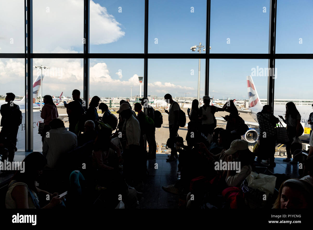 Londra - 27 Maggio 2018: Persone da windows in attesa di bordo piano all'aeroporto di Londra Heathrow Foto Stock