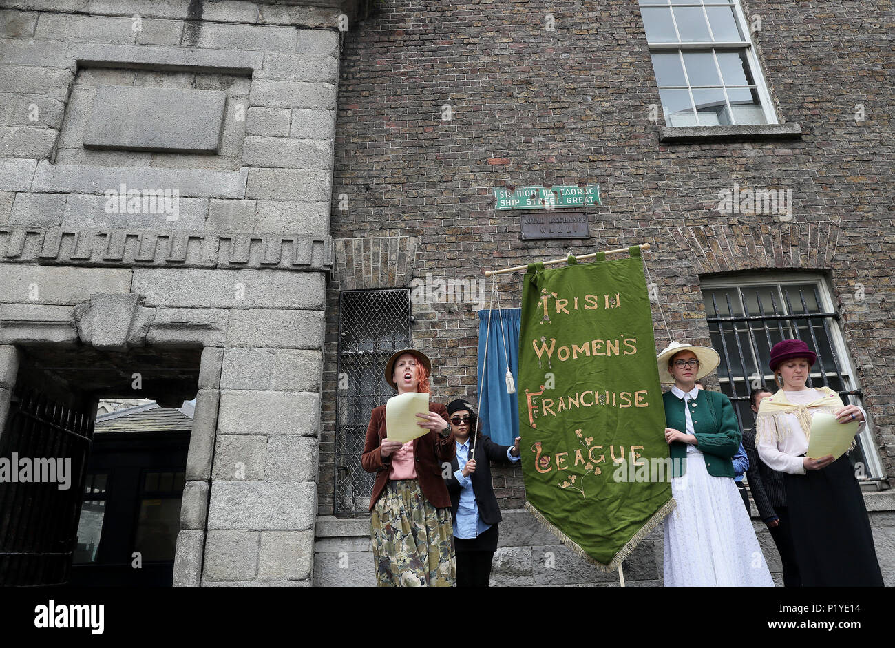 Membri del Galway Collettivo femminista di leggere ad alta voce i nomi dei carcerati Suffragettes irlandese in occasione di una cerimonia che si terrà a svelare la Hanna Sheehy Skeffington lapide commemorativa sulla nave Street Grande, Dublino, in memoria del suo fracassare le finestre del castello di Dublino in questo giorno nel 1912 per evidenziare le donne la privazione dei diritti civili. Foto Stock