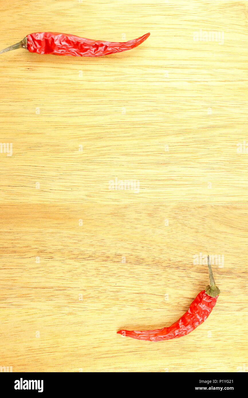 Composizione del thai secchi peperoncino su una tavola di legno con copyspace Foto Stock