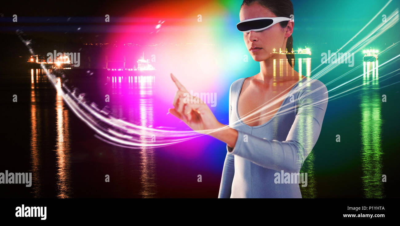 Immagine composita della donna durante il puntamento utilizzando virtual occhiali video Foto Stock