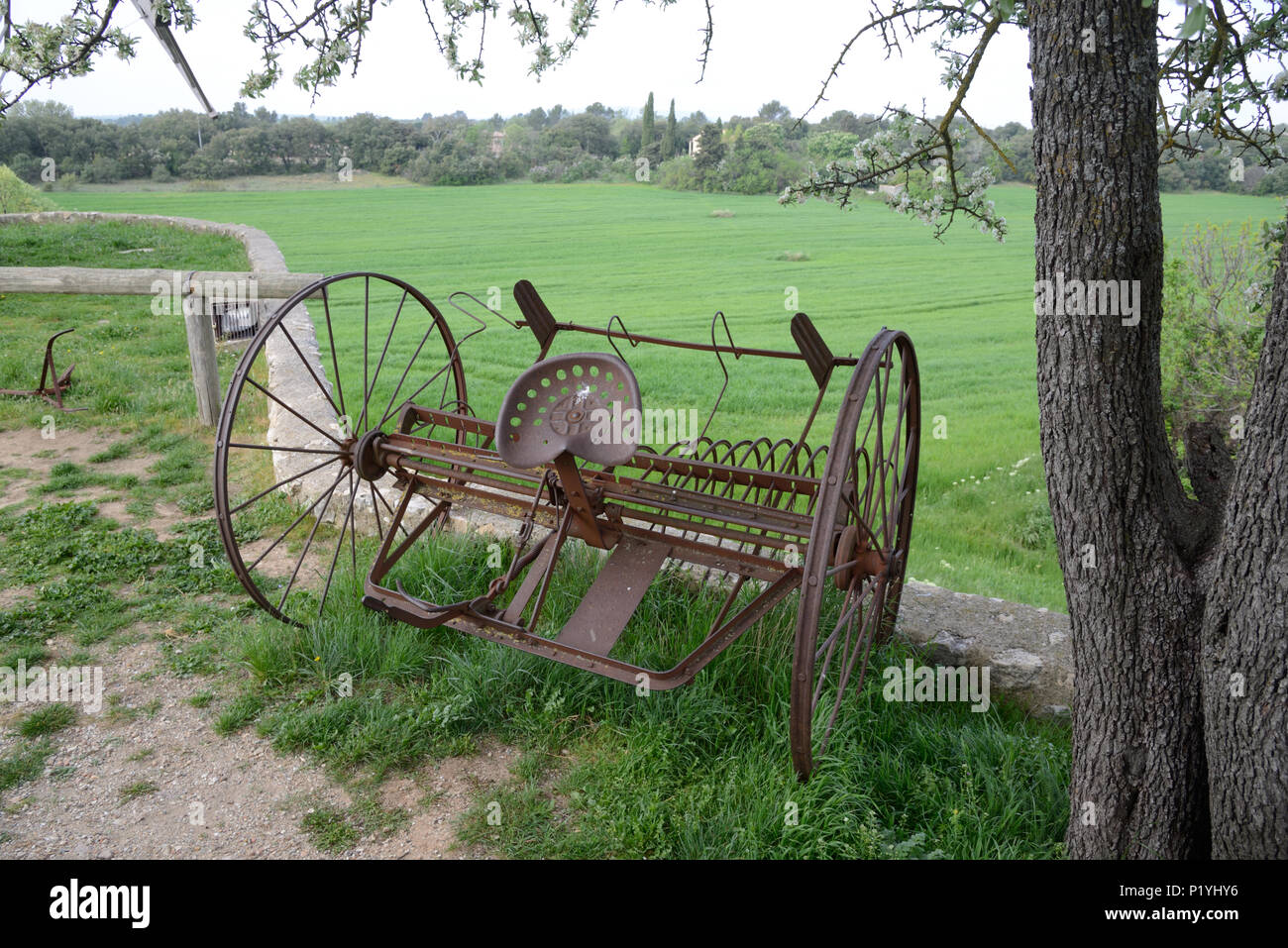 Vecchio o Vintage trattore a Montrouge nella campagna provenzale Var Provence Francia Foto Stock