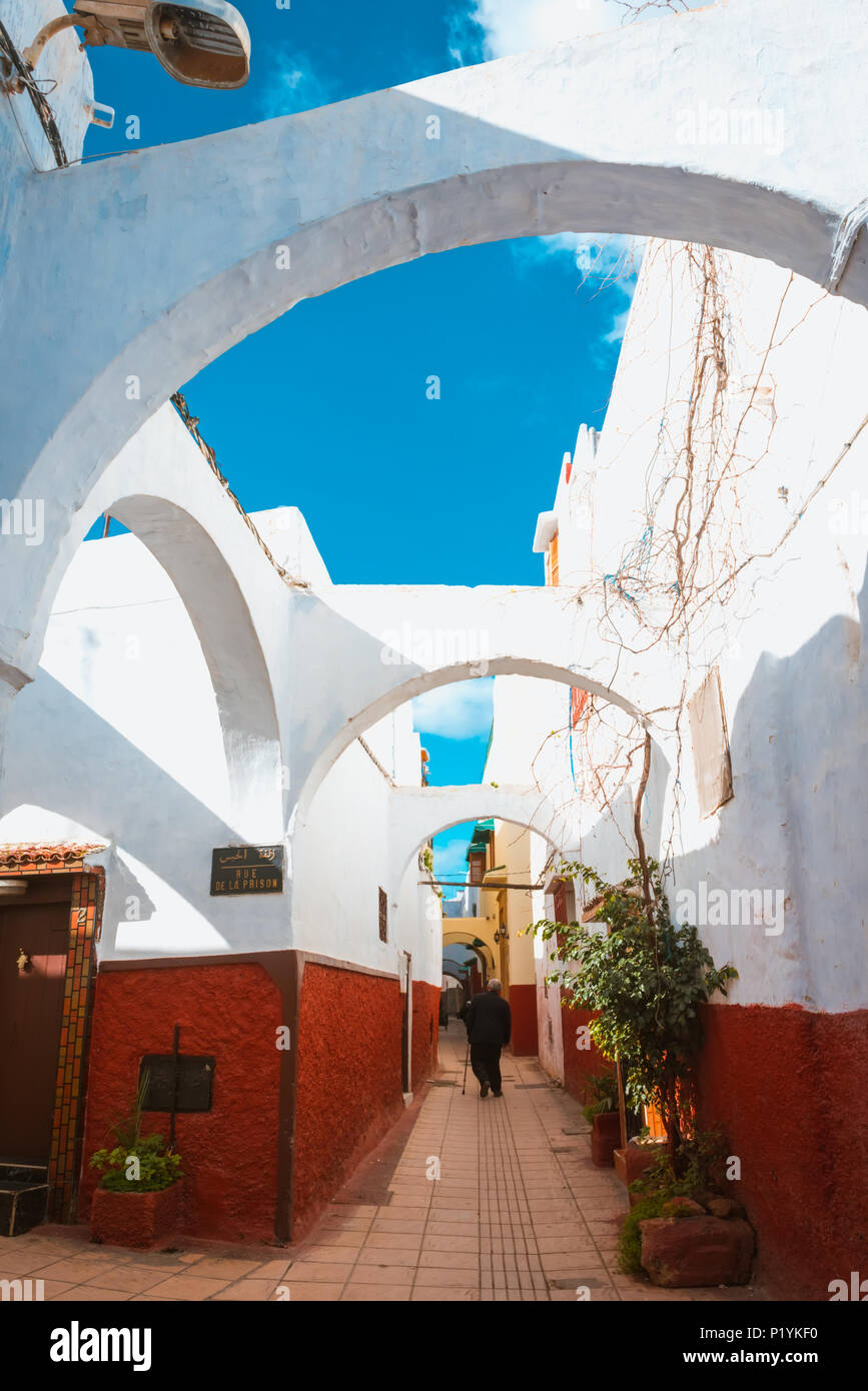 Le piccole strade in blu e bianco nella kasbah di vecchia città di Rabat in Marocco Foto Stock