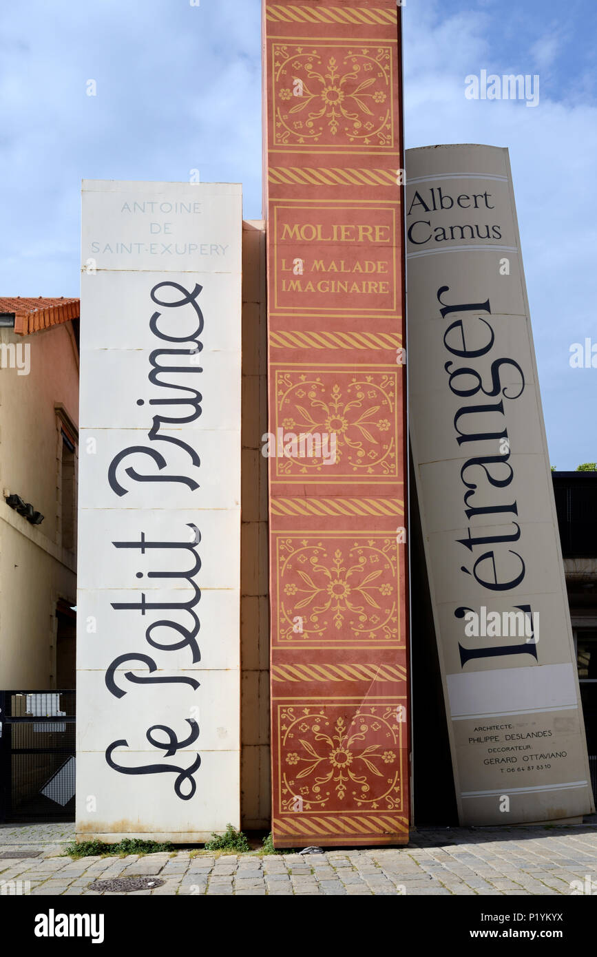 Libri giganti comprese Le Petit Prince & Moliere presso l'ingresso principale Méjanes Biblioteca Pubblica di Aix-en-Provence Provence Francia Foto Stock
