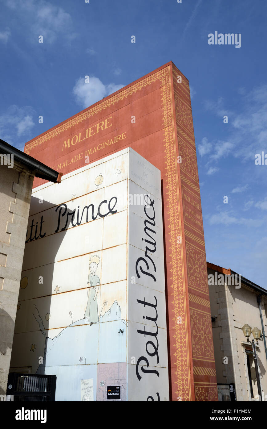 Libri giganti comprese Le Petit Prince & Moliere presso l'ingresso principale Méjanes Biblioteca Pubblica di Aix-en-Provence Provence Francia Foto Stock