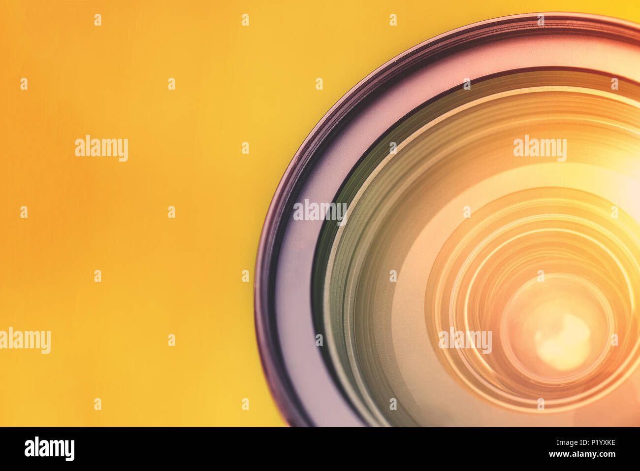 La lente della fotocamera zoom al tramonto con spazio di copia Foto Stock