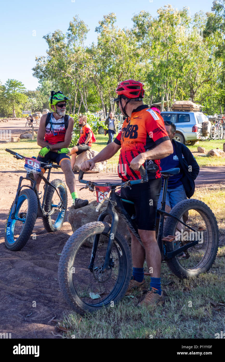 Gibb Challenge 2018 ciclisti vestiti di bib e jersey sul grasso bikes lasciando Home Valley Station Gibb River Road WA Kimberley Australia Foto Stock