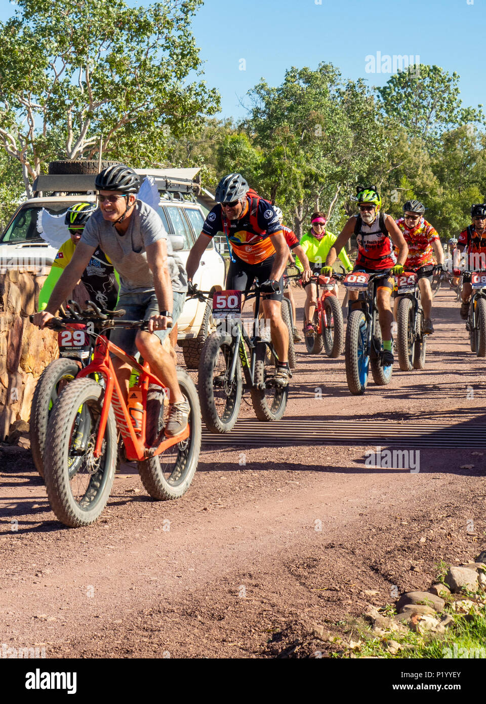 Gibb Challenge 2018 ciclisti vestiti di bib e jersey sul grasso bikes lasciando Home Valley Station Gibb River Road WA Kimberley Australia Foto Stock