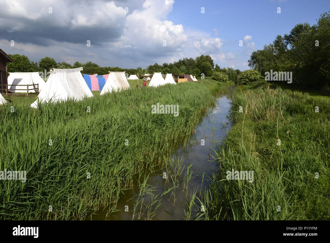 Flag Fen Parco Archeologico - home di un legno preistorici Causeway. Anglosassone di rievocazione Evento, Peterborough, CAMBRIDGESHIRE, England, Regno Unito Foto Stock