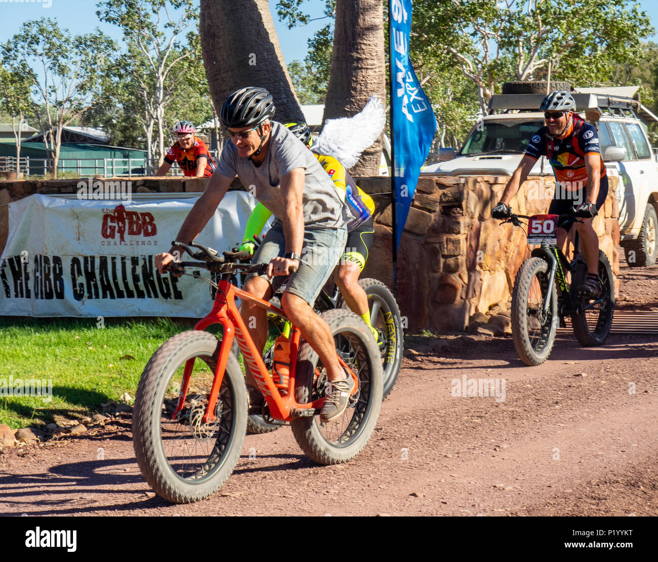 Gibb Challenge 2018 ciclisti vestiti di bib e jersey e del costume su Fat bikes lasciando Home Valley Station Gibb River Road WA Kimberley Australia Foto Stock
