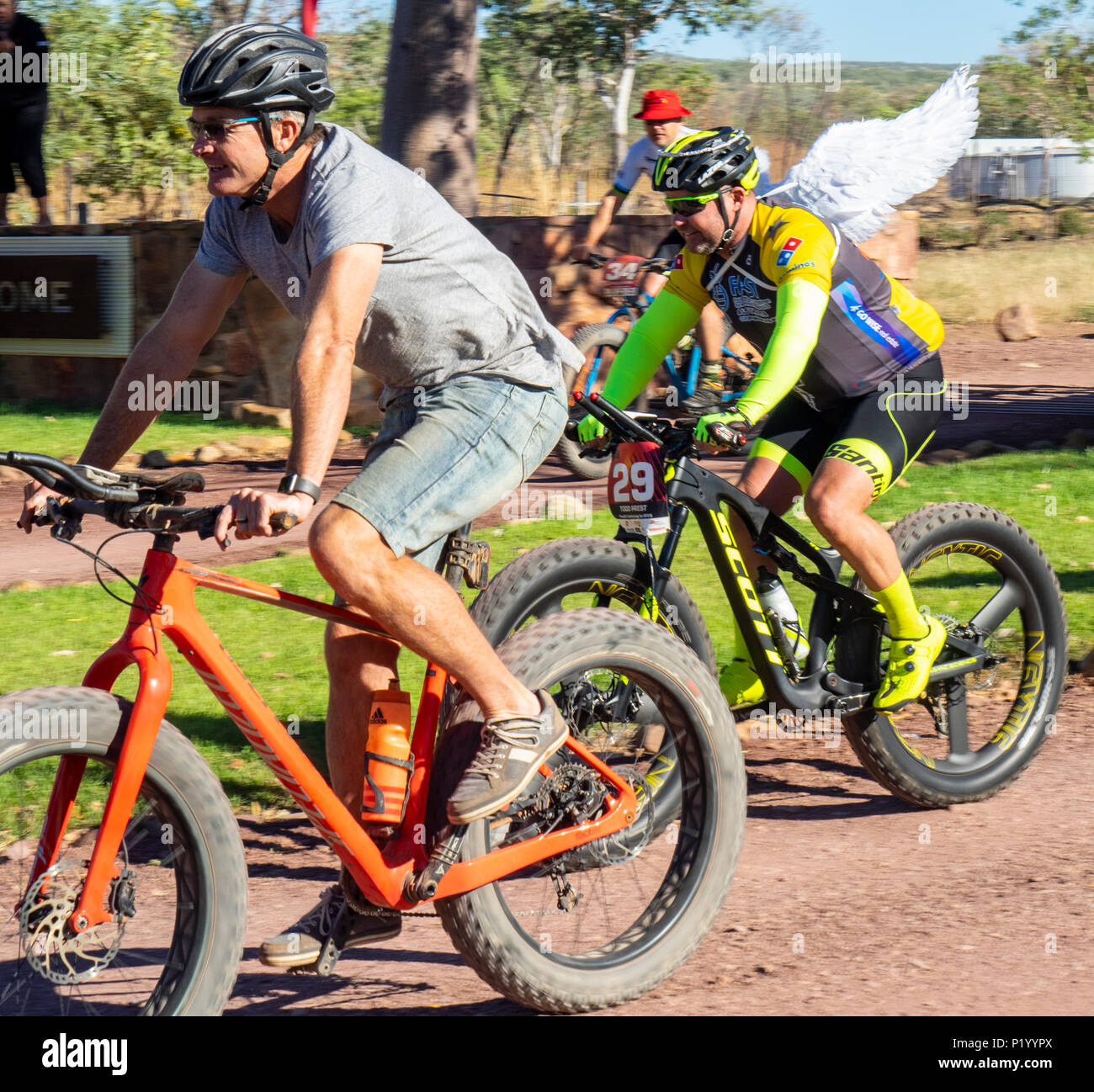Gibb Challenge 2018 ciclisti vestiti di bib e jersey e del costume su Fat bikes lasciando Home Valley Station Gibb River Road WA Kimberley Australia Foto Stock