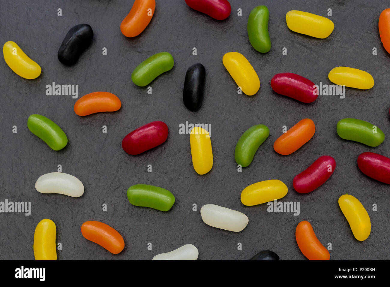 Jelly Beans candy caramelle abstract scuro dello sfondo alimentare Foto Stock