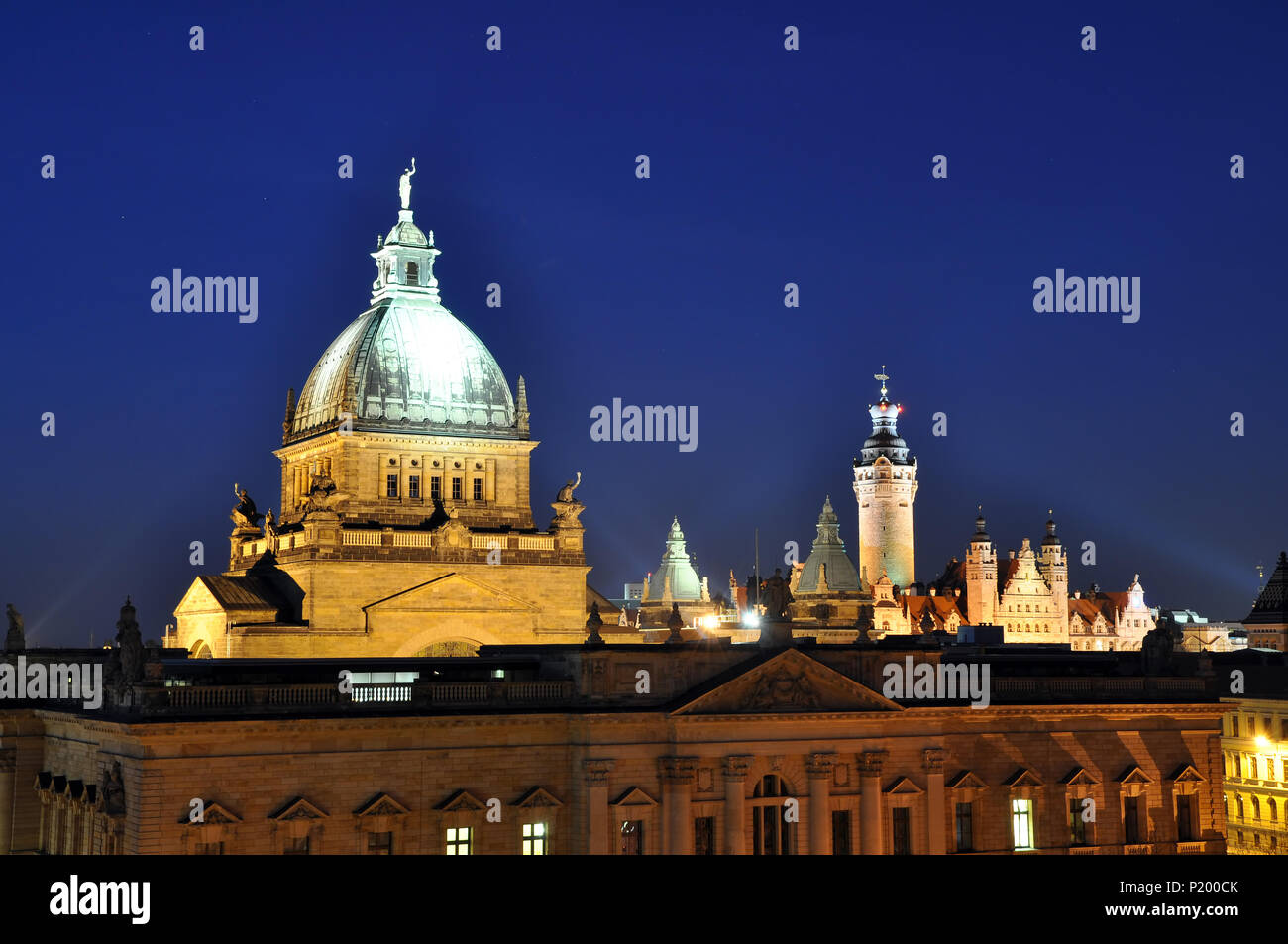 Skyline di Lipsia in Germania di notte - il tribunale amministrativo federale - Università e altro edificio storico per visitare la città e per visitare il sito web Foto Stock