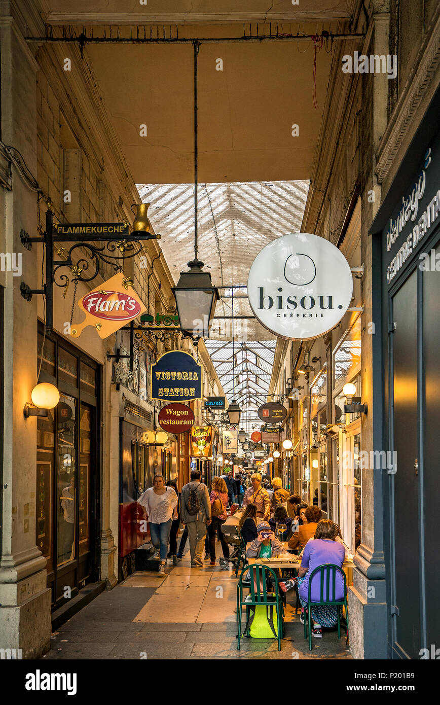 Passage des Panoramas nel 9th circondario è uno dei famosi passaggi coperti di Parigi. Parigi, Francia Foto Stock