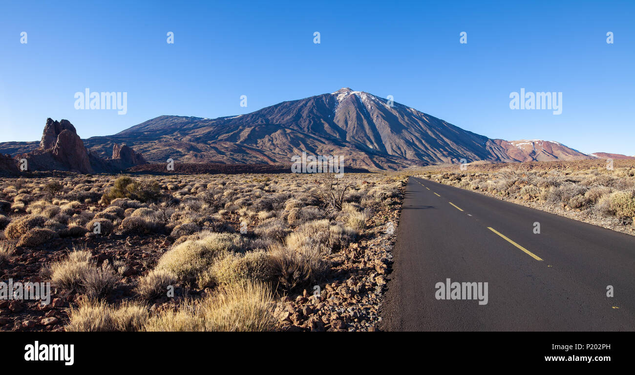 Svuotare strada per il Monte El Teide Tenerife, Isole Canarie, Spagna.Travel background. Scopri il mondo Foto Stock
