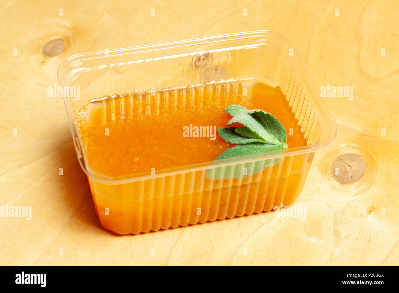Gelatina di arance con la menta sul tavolo di legno Foto Stock