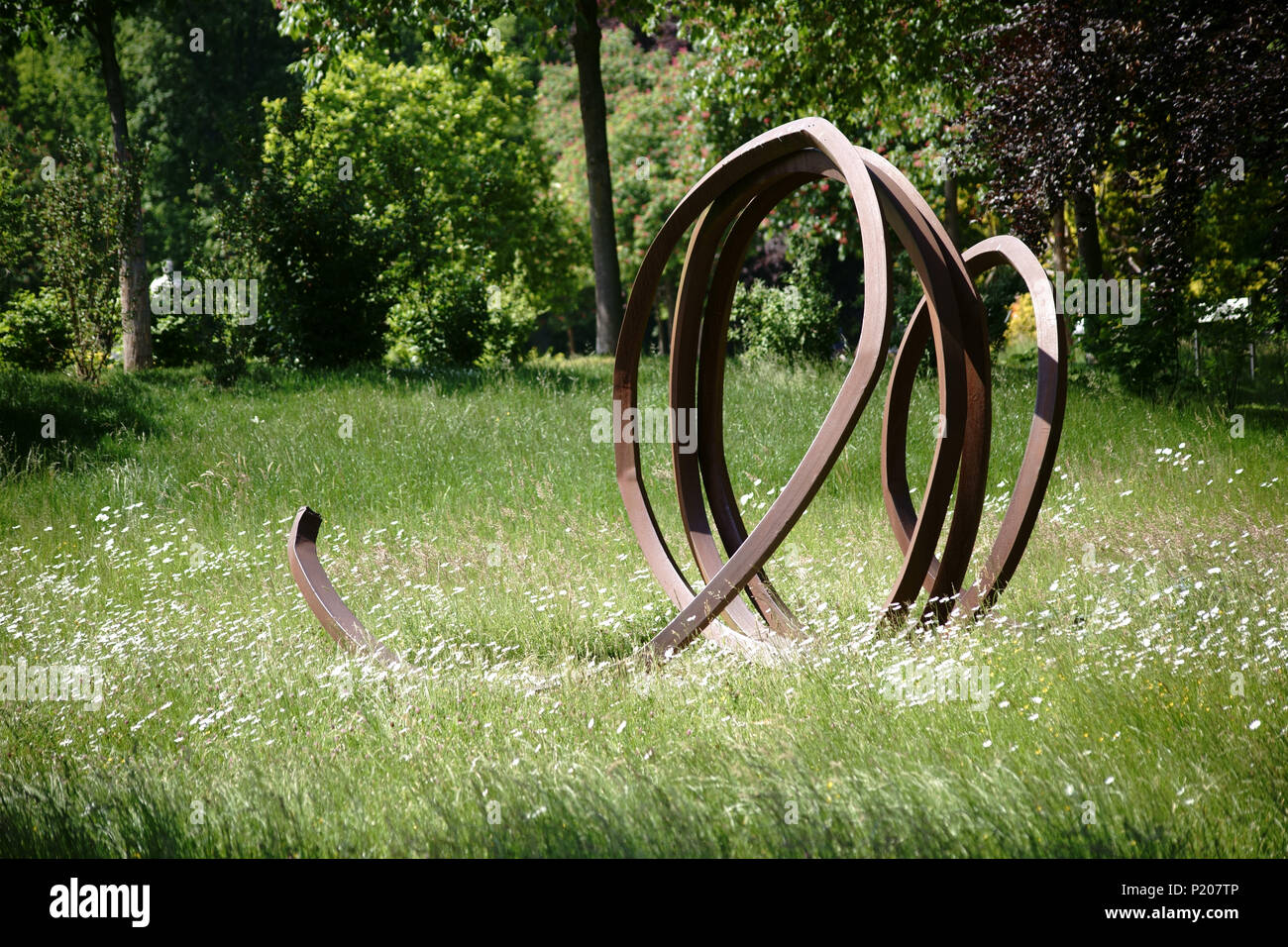 Bad Homburg, Germania - 19 Maggio 2018: una moderna e scultura a spirale della mostra arte e scultura Biennale Blickachsen nel parco termale il 19 maggio Foto Stock