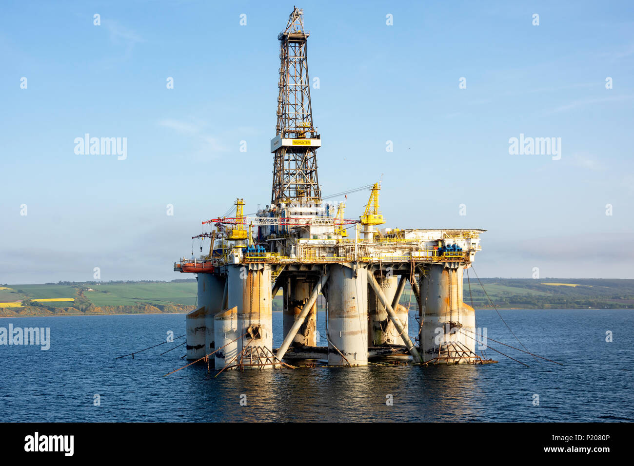 Oil Rig ancorato in Cromarty Firth al tramonto, Invergordon, Highland, Scotland, Regno Unito Foto Stock