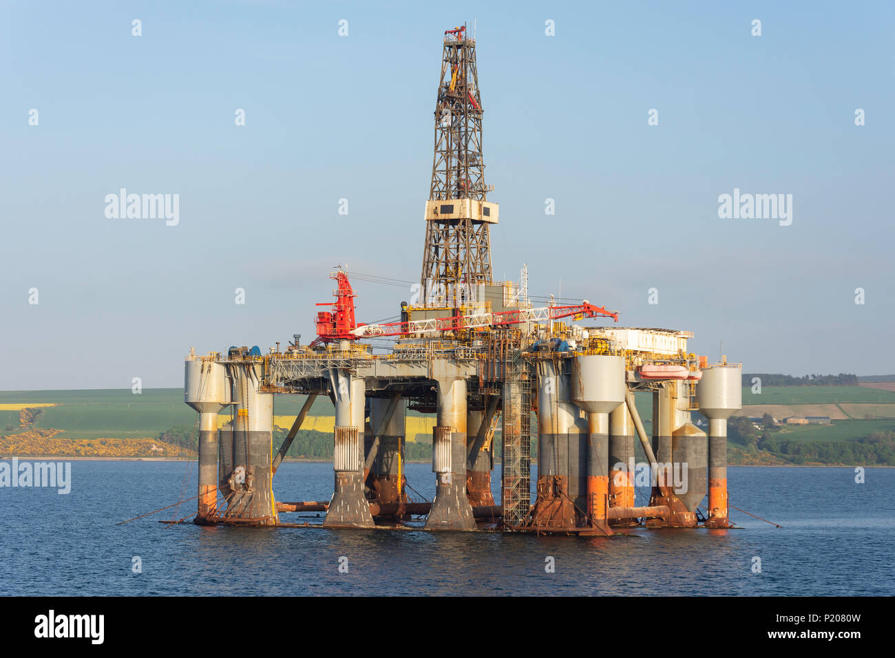 Oil Rig ancorato in Cromarty Firth al tramonto, Invergordon, Highland, Scotland, Regno Unito Foto Stock