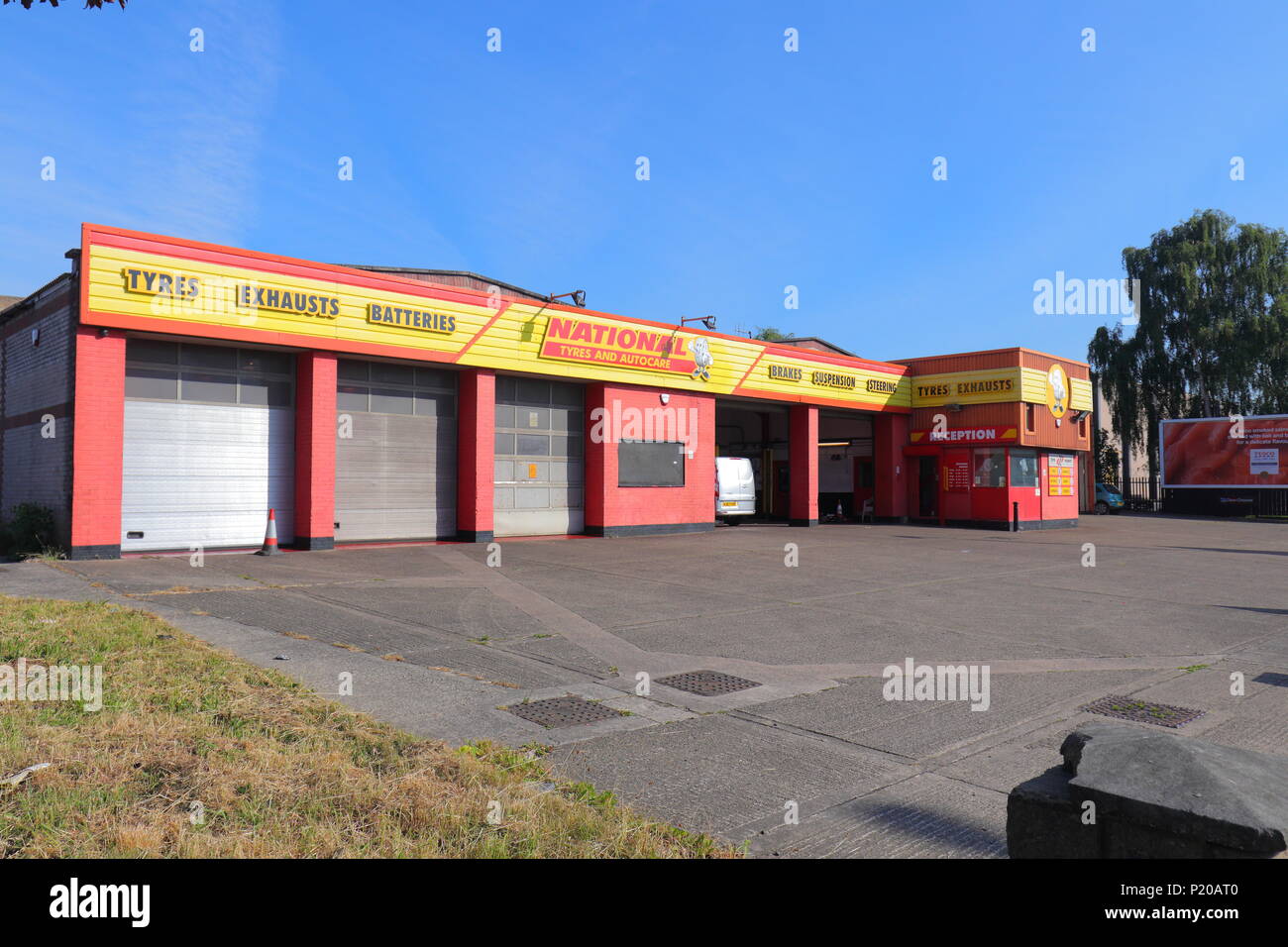 Pneumatici nazionale & Autocare su Gelderd Road a Leeds Foto Stock