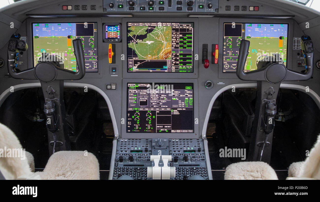 Moderno cockpit di vetro in un business jet. Foto Stock