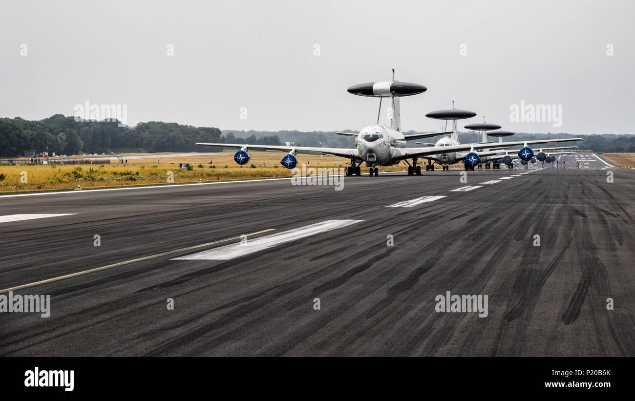 GEILENKIRCHEN, Germania - luglio 2, 2017: Linea della NATO Boeing E-3 Sentry AWACS radar aerei sulla pista di Geilenkirchen airbase. Foto Stock