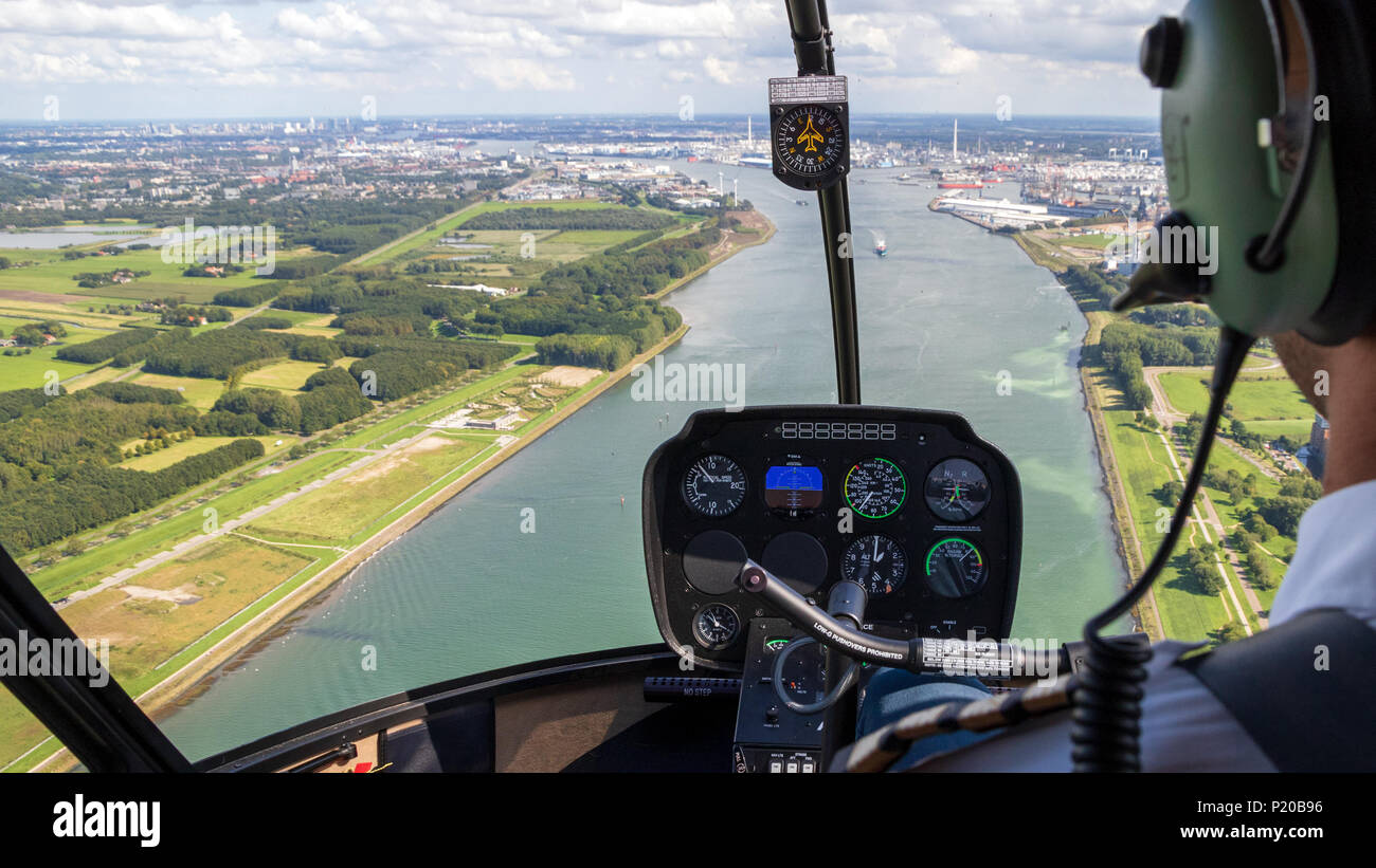 Pilot; il pilotaggio; uomo; battenti; volare; elicottero; in volo; pozzetto; vista; piacere volo; Rotterdam; Olanda; Paesi Bassi; aviazione; trasporti; trasp Foto Stock