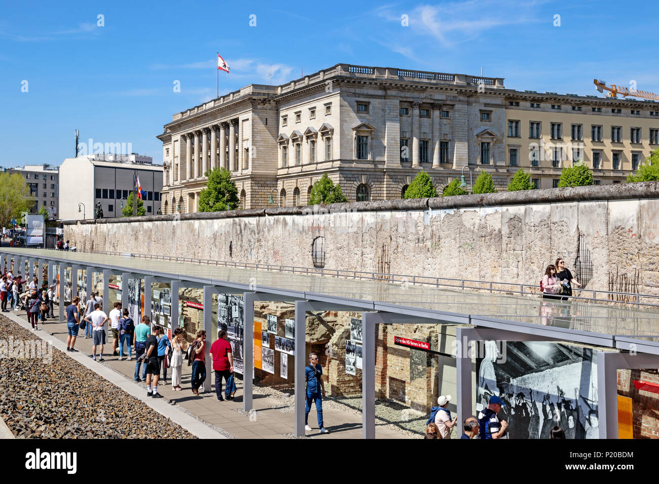 Berlino - Aprile 28, 2018: turisti oltrepassando una parte del muro di Berlino alla topografia del terrore Centro di documentazione. Foto Stock