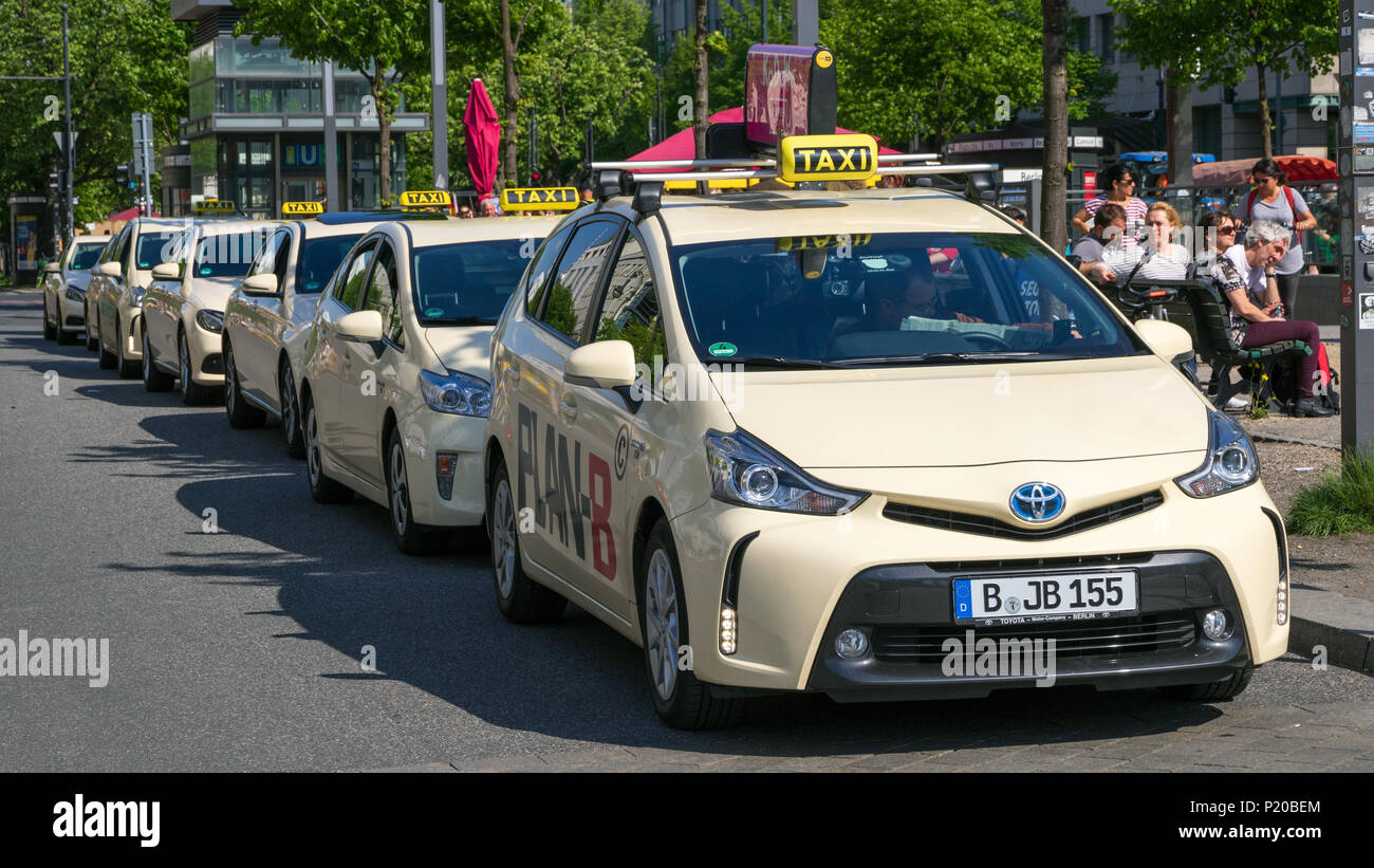 Berlino, Germania - 28 Aprile 2018: Tedesco taxi in attesa vicino alla Porta di Brandeburgo. Foto Stock