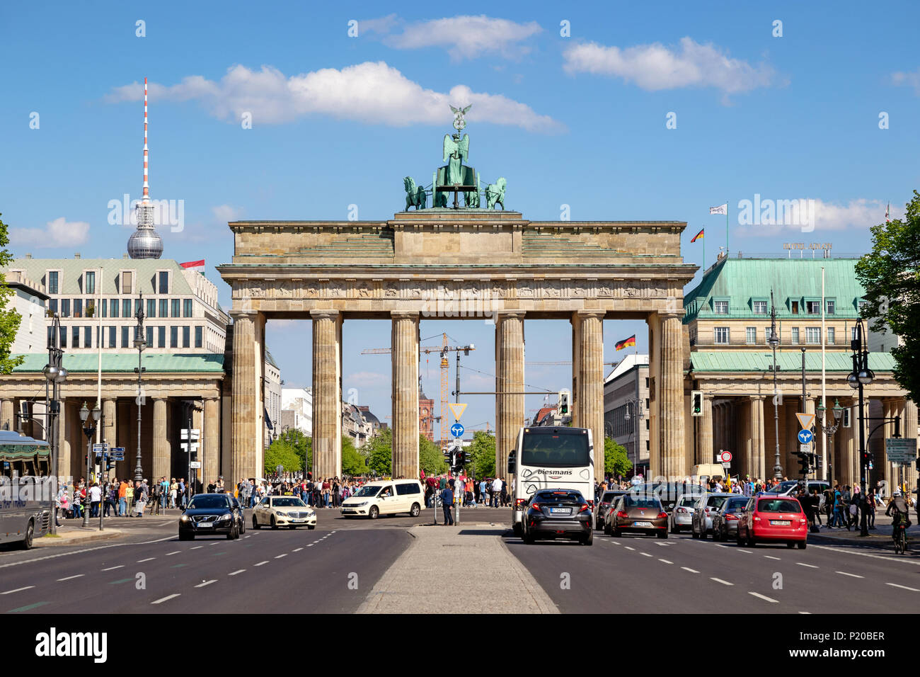 Berlino, Germania - 28 Aprile 2018: il famoso punto di riferimento tedesco e il simbolo nazionale Brandenburger Tor (Porta di Brandeburgo a Berlino. Foto Stock