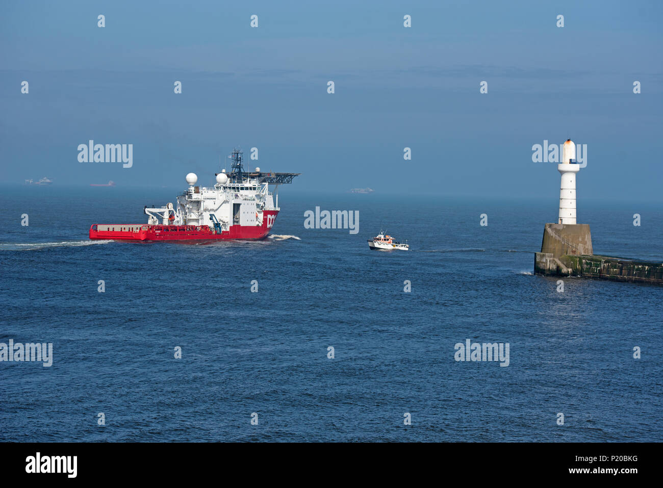 SKANDI GEOSUND offshore Nave alimentazione testa fuori dal porto di Aberdeen in rotta per il suo mare del Nord oil rig piattaforma di destinazione. Foto Stock