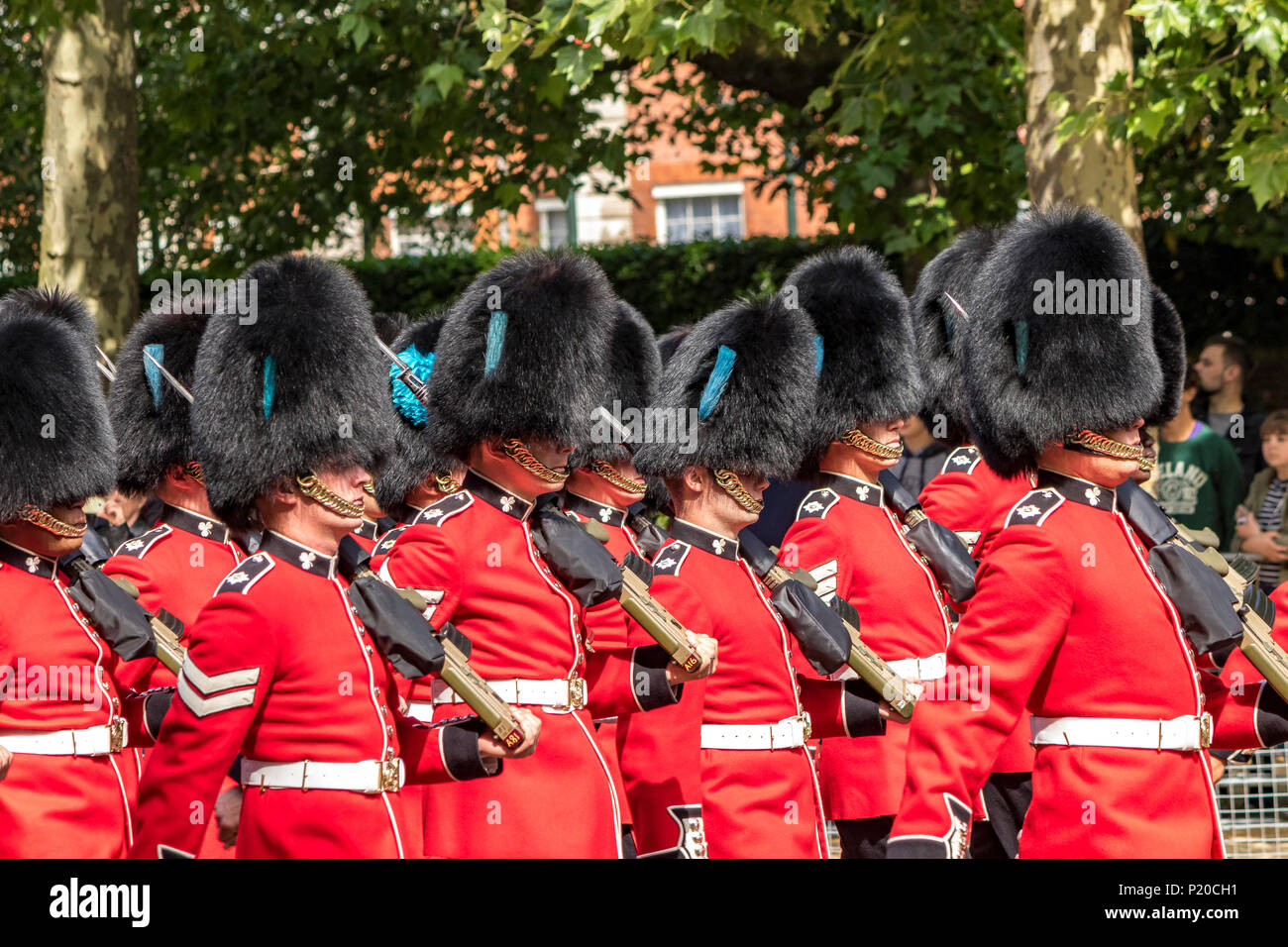 Soldiers of the Irish Guards marciare in formazione lungo il Mall al Trooping of the Color o Queen's Birthday Parade, Londra, Regno Unito 2018 Foto Stock