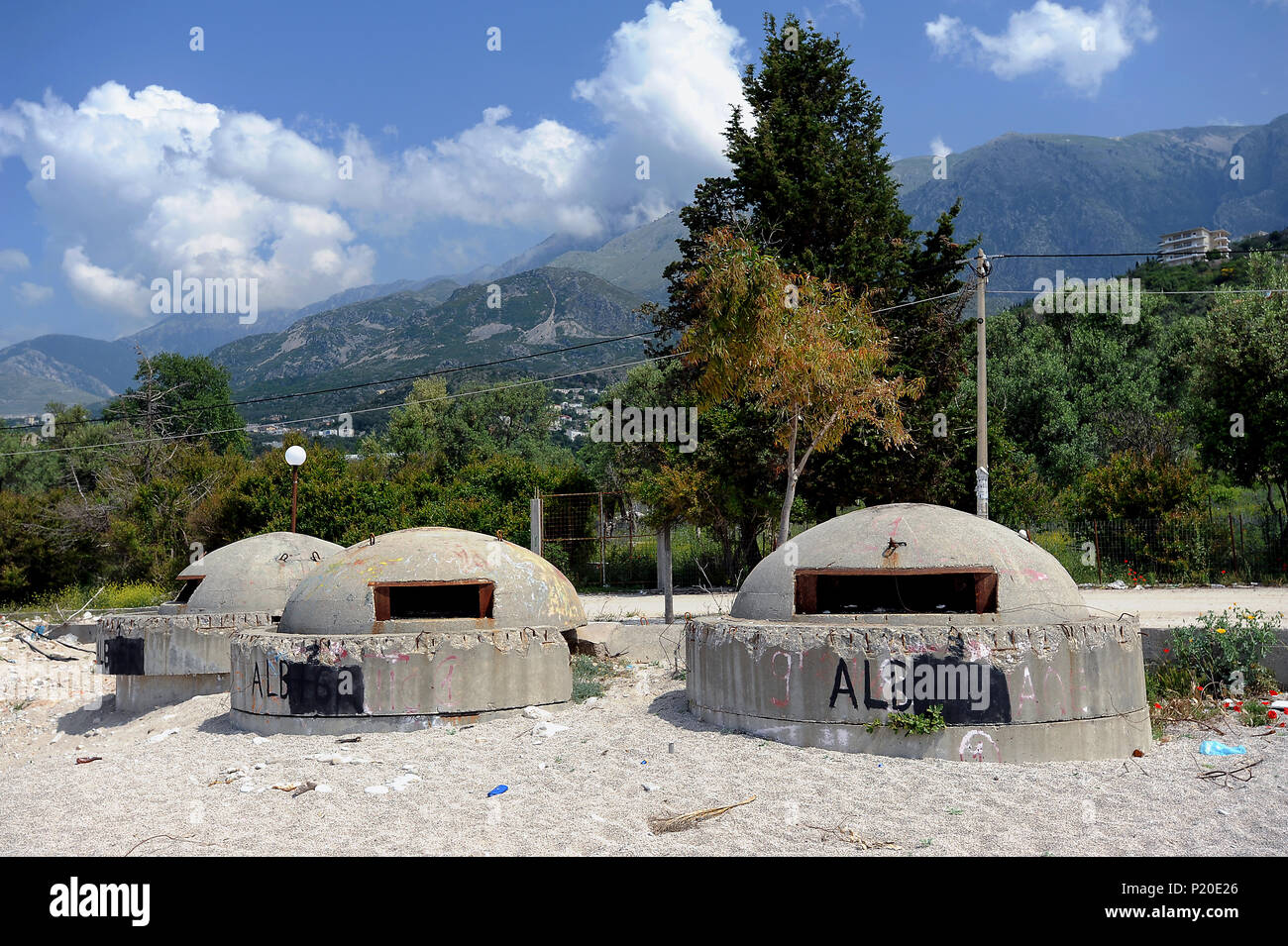 Dhermi, Albania, vecchie strutture bunker dagli anni settanta sulla spiaggia Foto Stock