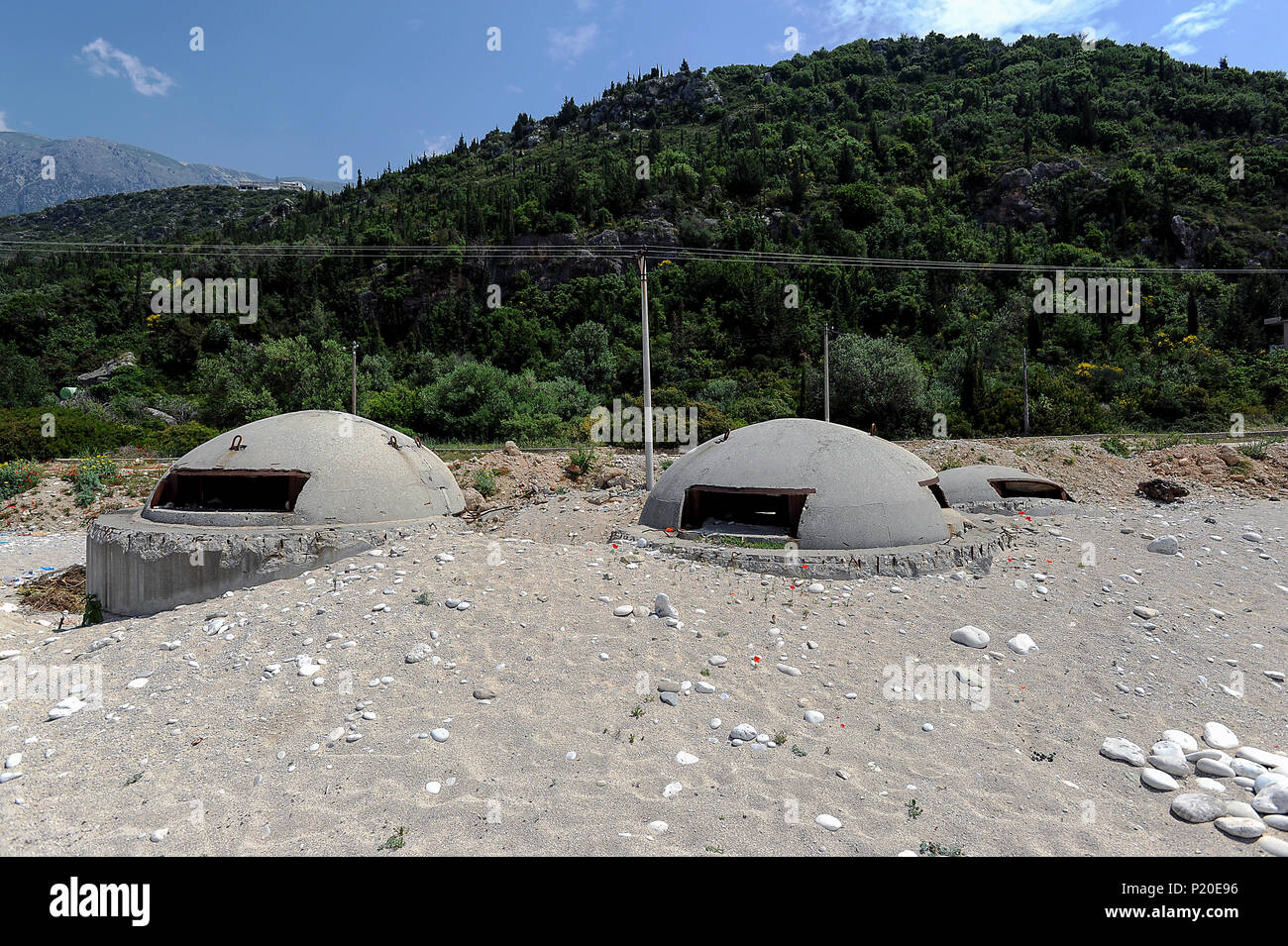 Dhermi, Albania, vecchie strutture bunker dagli anni settanta sulla spiaggia Foto Stock