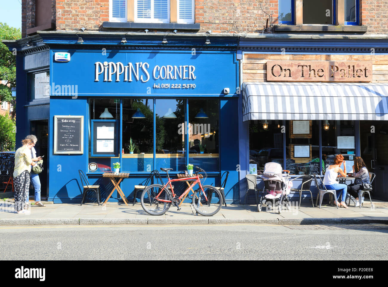 Eccentrico e bohemian negozi, caffetterie e ristoranti linea Lark Lane off Sefton Park, a Liverpool, Regno Unito Foto Stock