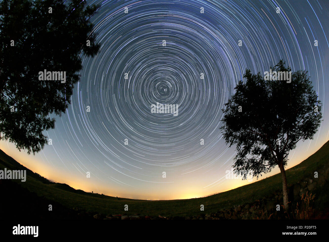 Il Massiccio Centrale. Cantal. Altopiano Trizac. rotazione delle stelle attorno al polo celeste nord che mostra il movimento delle stelle per 3 ore. Foto Stock