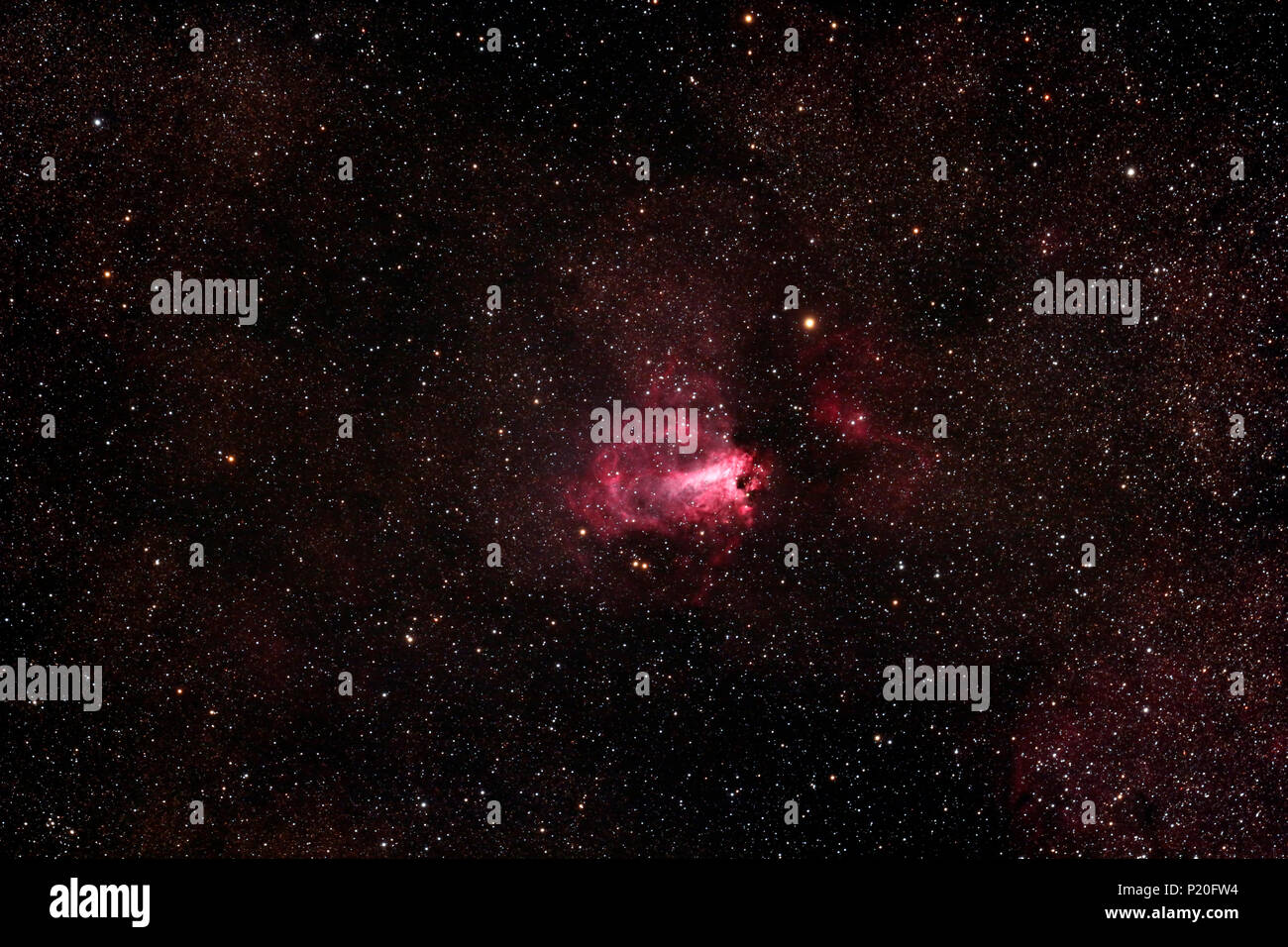 Il Massiccio Centrale. Cantal. Trizac Plateau. Il cuore della costellazione del Sagittario è pieno di famosi nebulose. Sotto il cielo preservato da inquinamento luminoso, la Nebulosa Omega (M17). Foto Stock