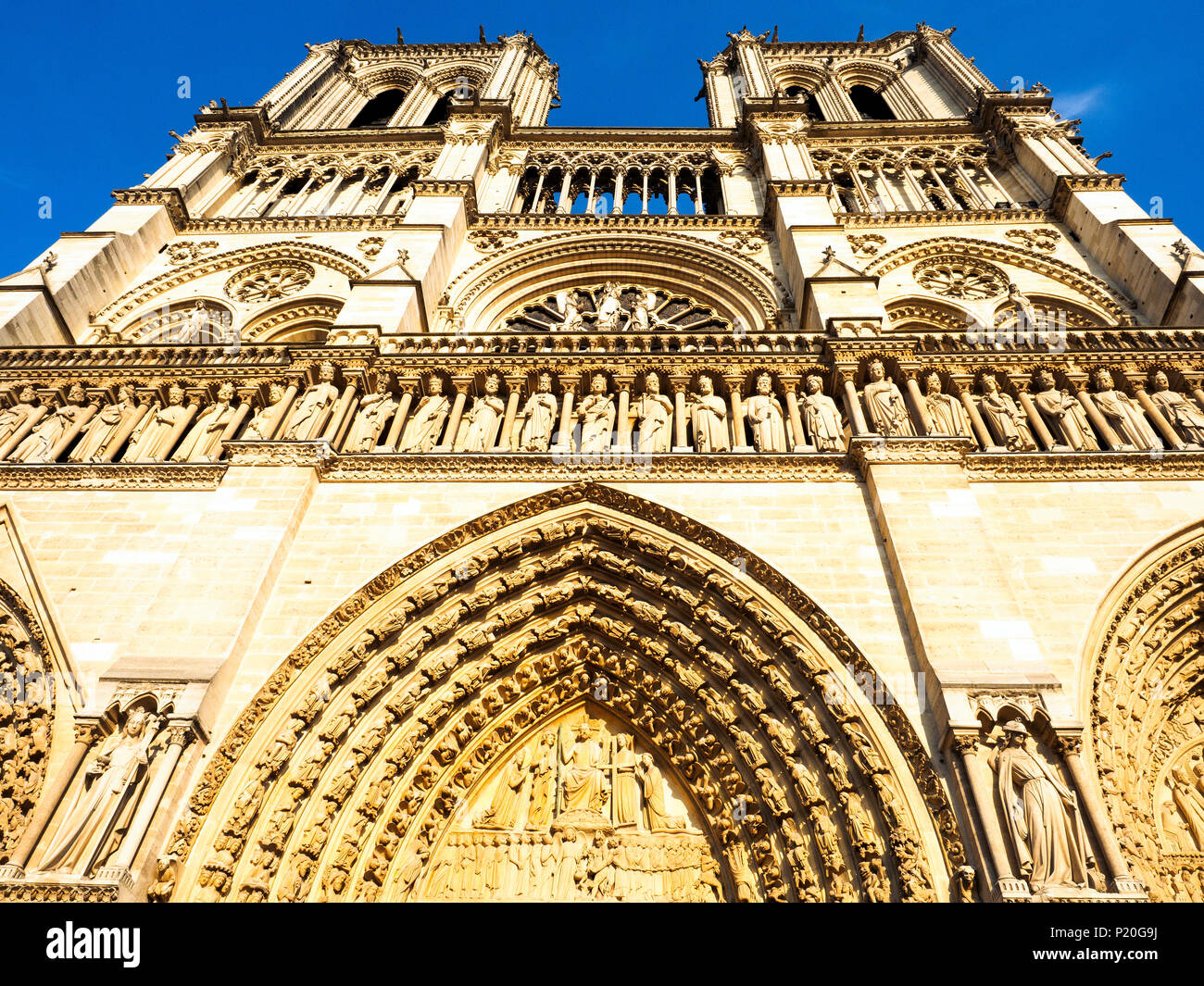 La facciata occidentale della cattedrale di Notre-Dame - Parigi, Francia Foto Stock