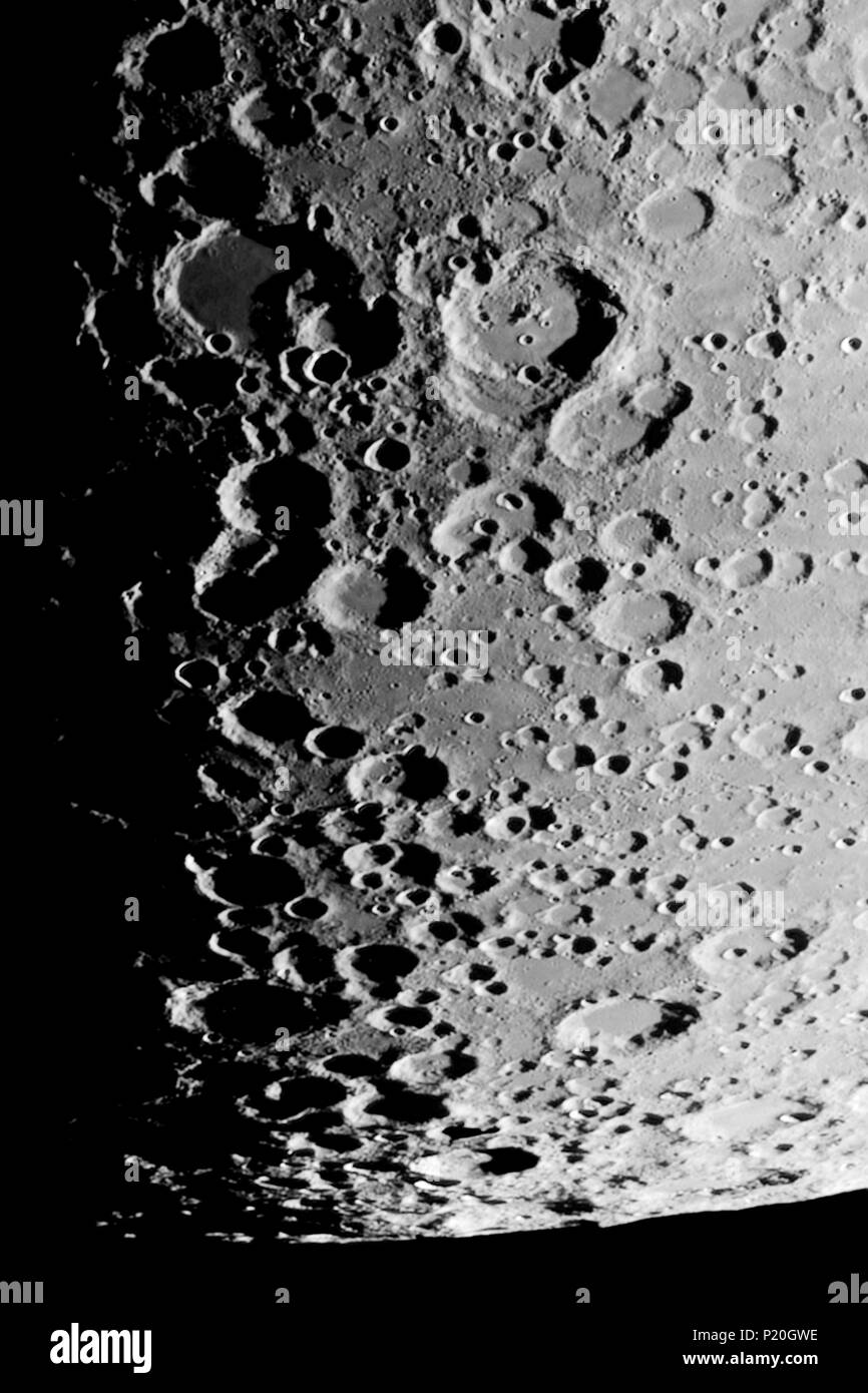 La luna in molto da vicino durante il primo trimestre. Vista verso il polo sud della Luna. Foto Stock