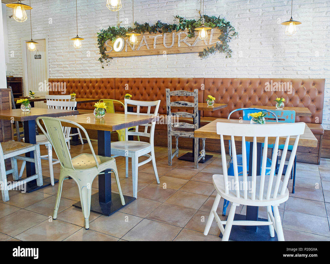 Accogliente in stile vintage coffee shop interno con un bianco muro di mattoni. Foto Stock