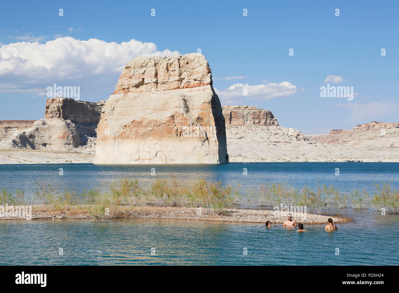 Stati Uniti d'America. In Arizona. Il lago Powell. Lone Rock. Gli americani il bagno nel lago. Foto Stock