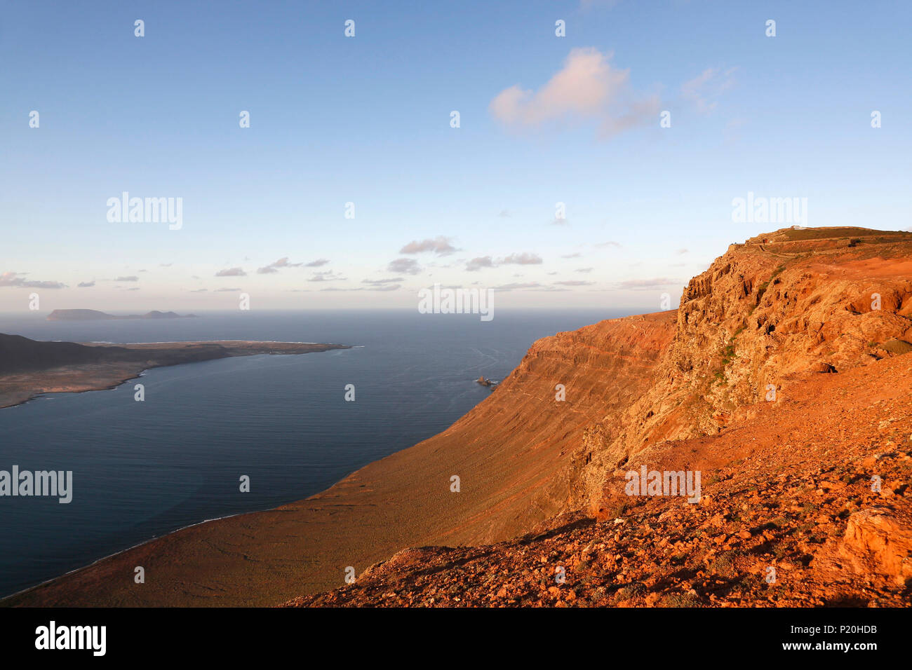 Spagna. Isole Canarie. Lanzarote. Mirador del Rio. Vista sulle isole di Graciosa (in primo piano) e Alegranza (in background). Sulla destra il Mirador del Rio. Foto Stock