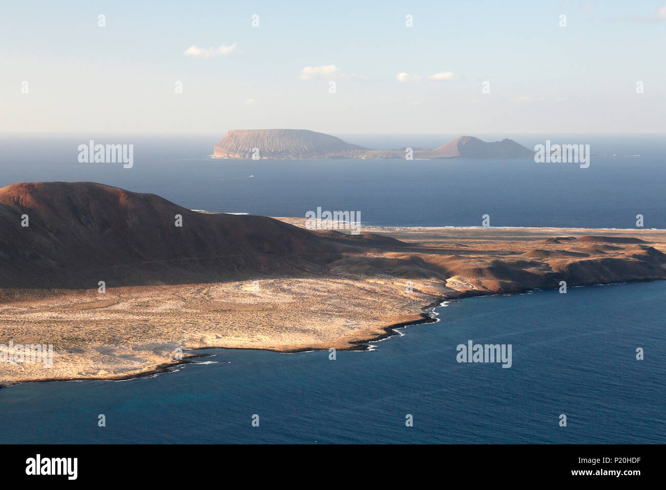 Spagna. Isole Canarie. Lanzarote. Mirador del Rio. Vista sulle isole di Graciosa (in primo piano) e Alegranza (in background). Foto Stock