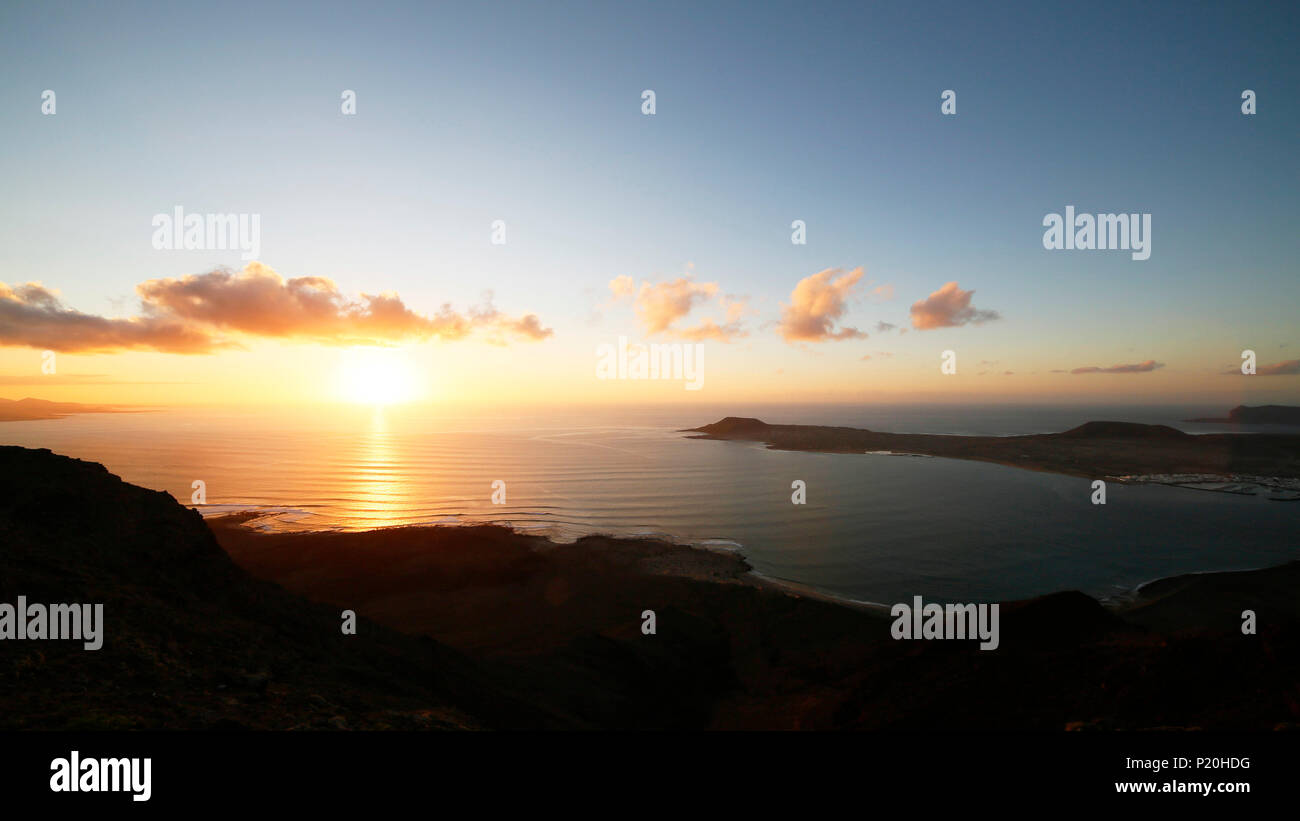 Spagna. Isole Canarie. Lanzarote. Mirador del Rio. Tramonto sulla costa e sull'isola di Graciosa. Foto Stock