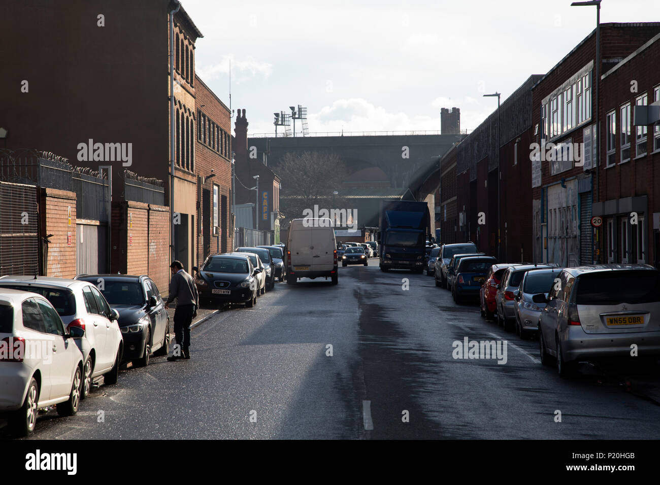 Piena di fumo aria da edifici industriali sulla strada del granaio di Digbeth, Birmingham, Inghilterra, Regno Unito. Digbeth è una zona del centro di Birmingham, Inghilterra. In seguito alla distruzione di Inner Ring Road, Digbeth è ora considerato un quartiere nel centro della città di Birmingham. Come parte della grande città piano, Digbeth è sottoposto a un ampio programma di riqualificazione che si rigenerano i vecchi edifici industriali in appartamenti, negozi, uffici e strutture artistiche. Vi è tuttavia ancora molto di attività industriali nel sud dell'area. Foto Stock
