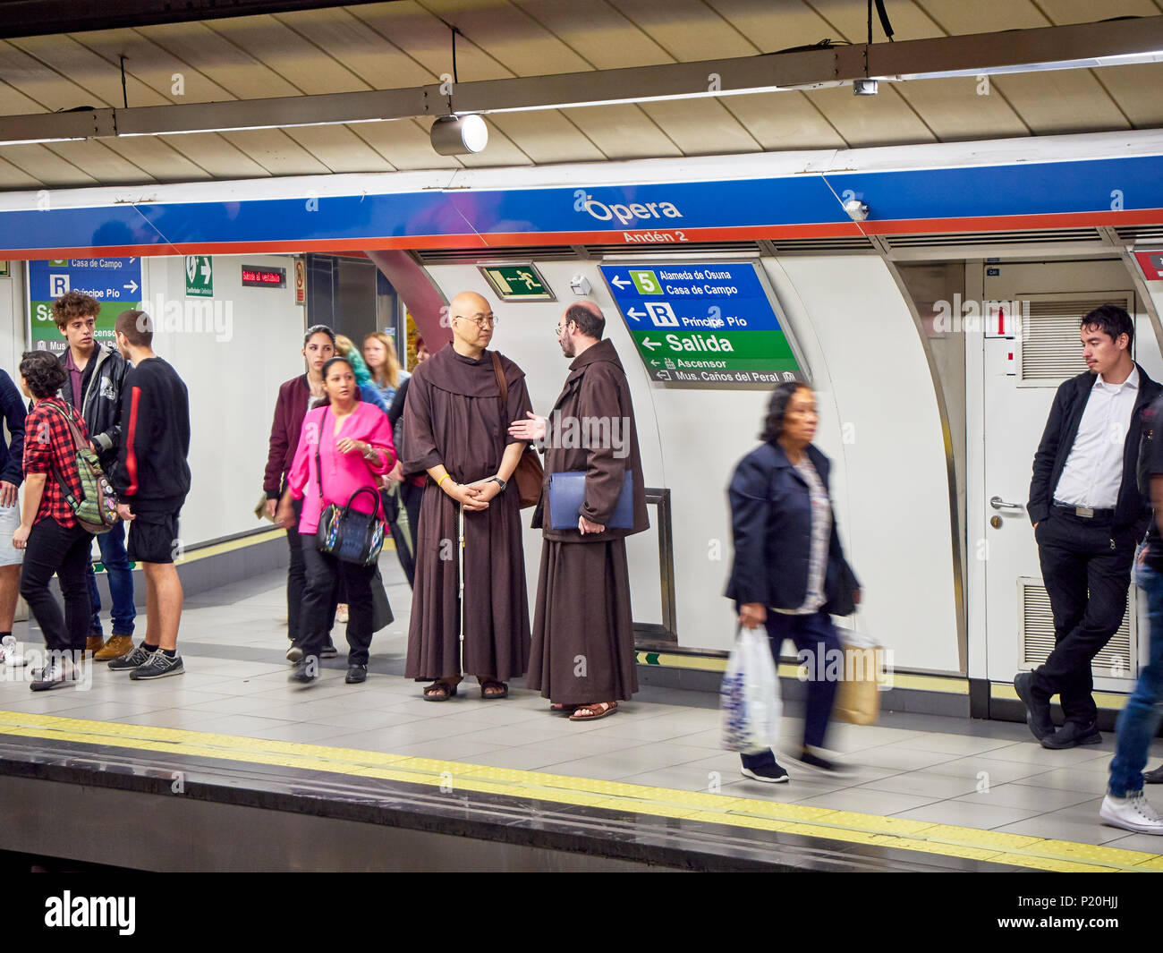Le persone in attesa di un treno in una Madrid stazione della metropolitana. Foto Stock
